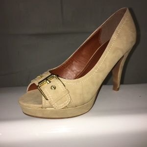 Stephanetta wedge front pumps.